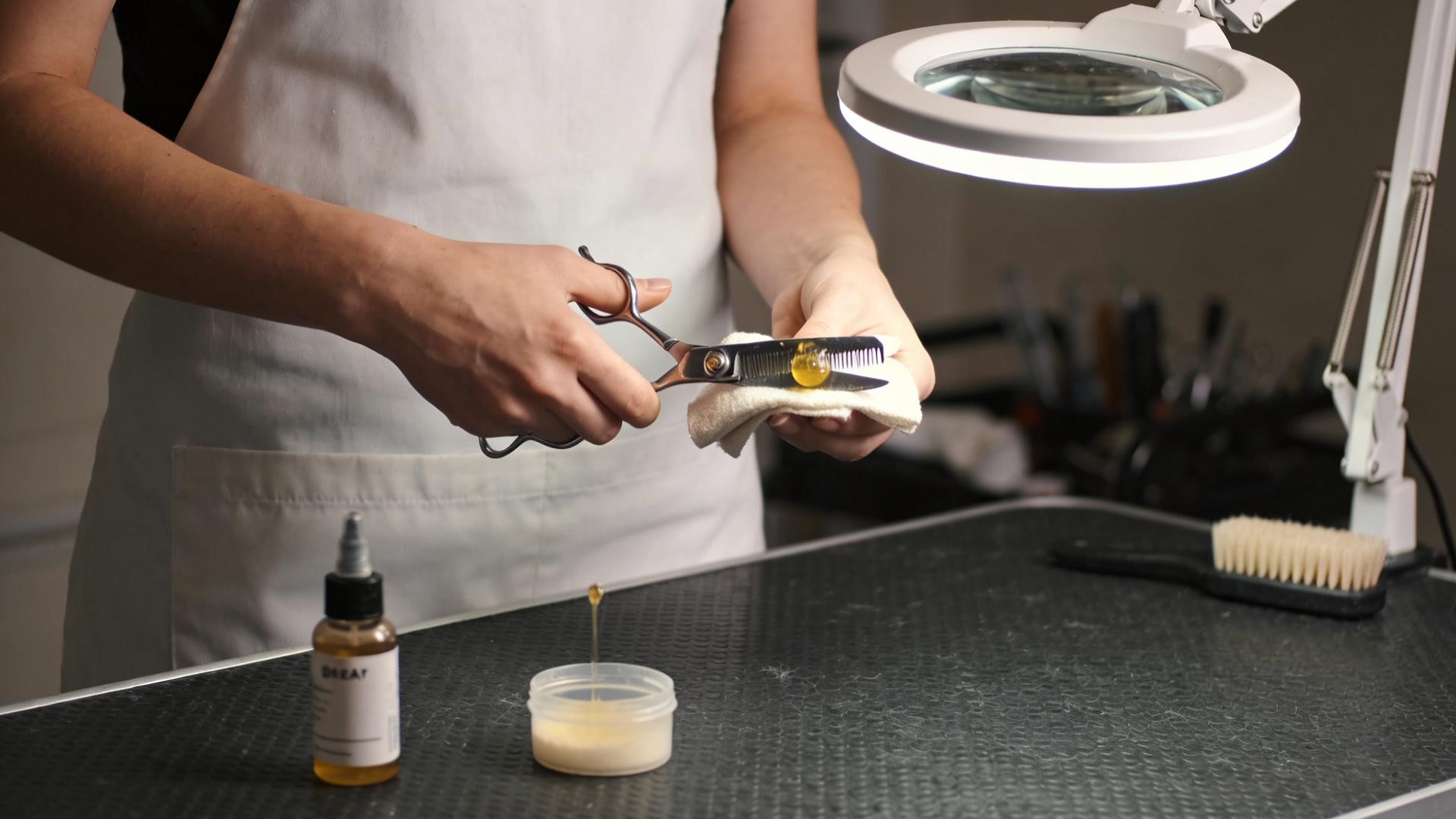 Dog grooming scissors buying guide: Differences in usage between straight scissors, thinning scissors, and backspinning scissors.